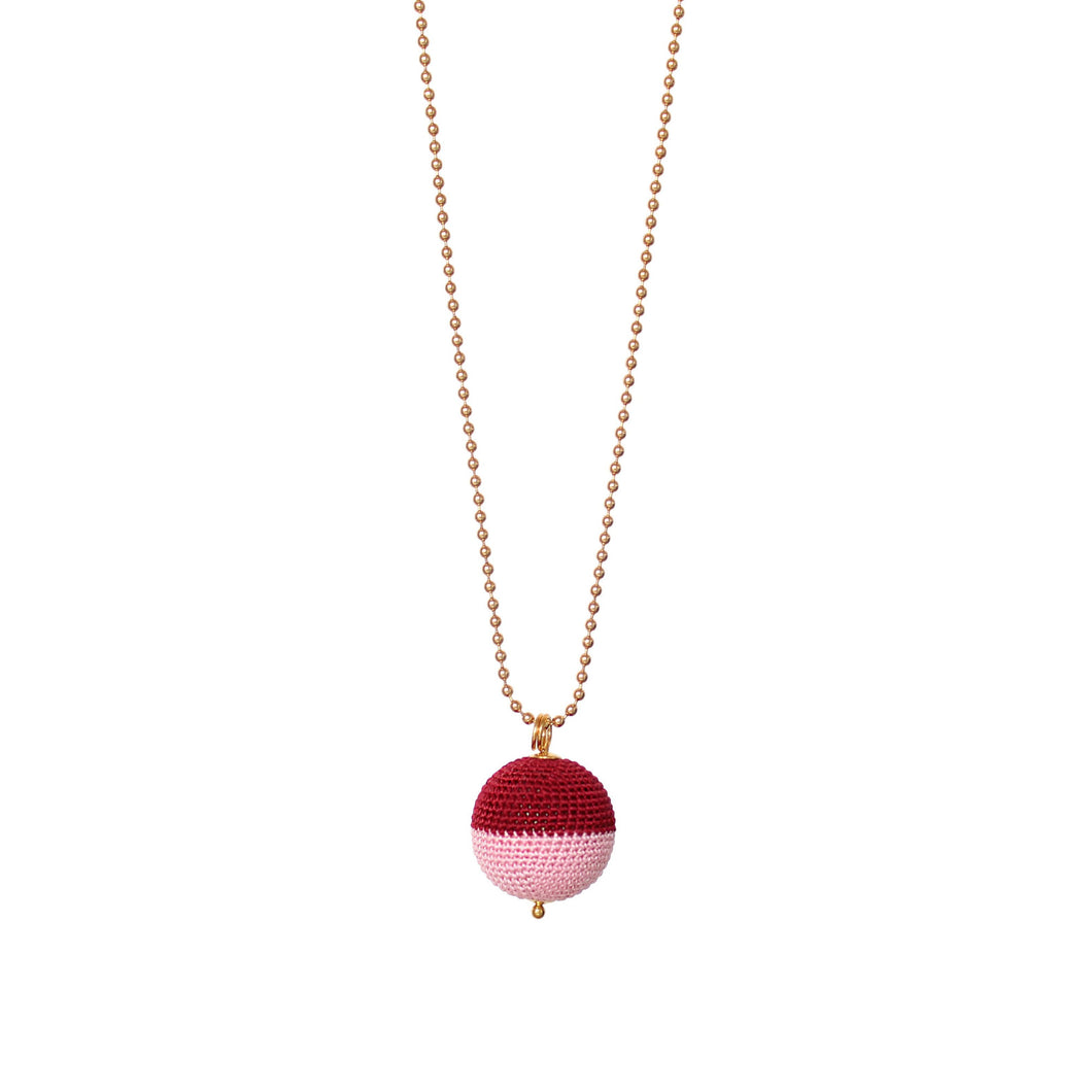 We love, sustainable jewellery. North/South Necklace, dark red/bubblegum, gold chain. Nord/Syd halskæde, We Love Jewellery, We Love halskæde, mørkerød/pink, håndlavet smykke, lavet i Danmark, Dansk design, rød/pink