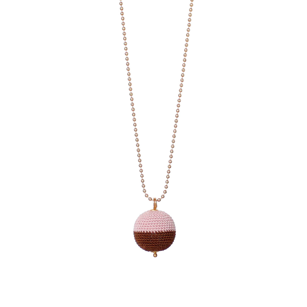 We love, sustainable jewellery. North/South Necklace, nut/rose, gold chain. Nord/Syd halskæde, We Love Jewellery, We Love halskæde, brun/rosa, håndlavet smykke, lavet i Danmark, Dansk design, brun/rosa halskæde