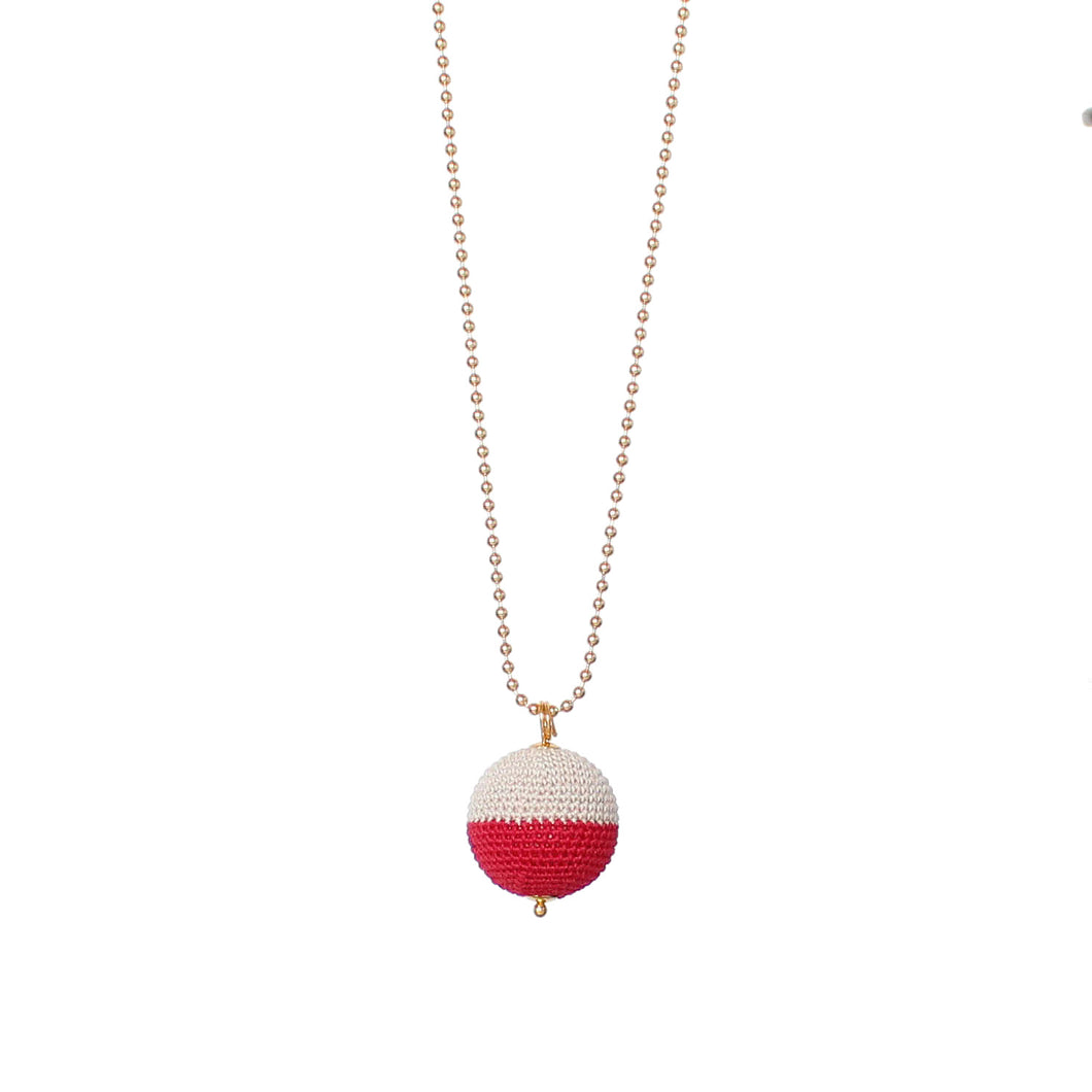 We love, sustainable jewellery. North/South Necklace, red/beige, gold chain. Nord/Syd halskæde, We Love Jewellery, We Love halskæde, rød/beige, håndlavet smykke, lavet i Danmark, Dansk design, rød/beige halskæde