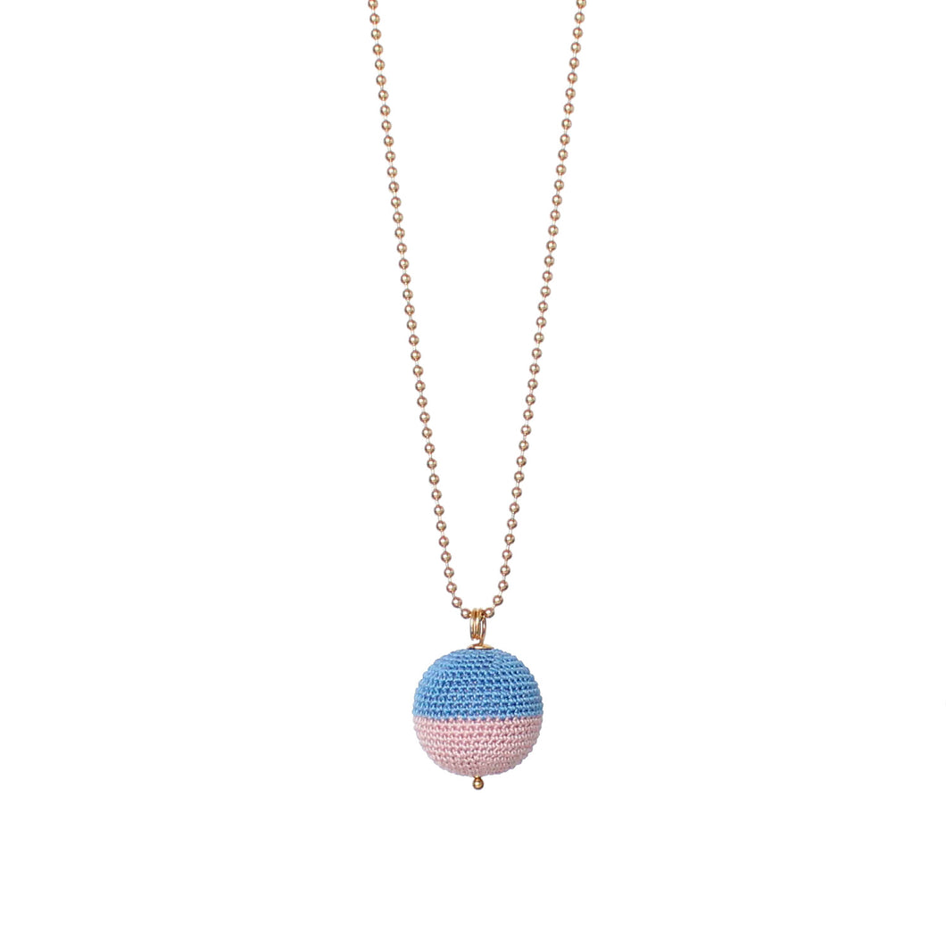 We love, sustainable jewellery. North/South Necklace, sky/rose, gold chain. Nord/Syd halskæde, We Love Jewellery, We Love halskæde, lyseblå/rosa, håndlavet smykke, lavet i Danmark, Dansk design, lyseblå/rosa halskæde