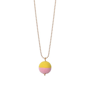 We love, sustainable jewellery. North/South Necklace, yellow/bubblegum, gold chain. Nord/Syd halskæde, We Love Jewellery, We Love halskæde, gul/pink, håndlavet smykke, lavet i Danmark, Dansk design, gul/pink halskæde